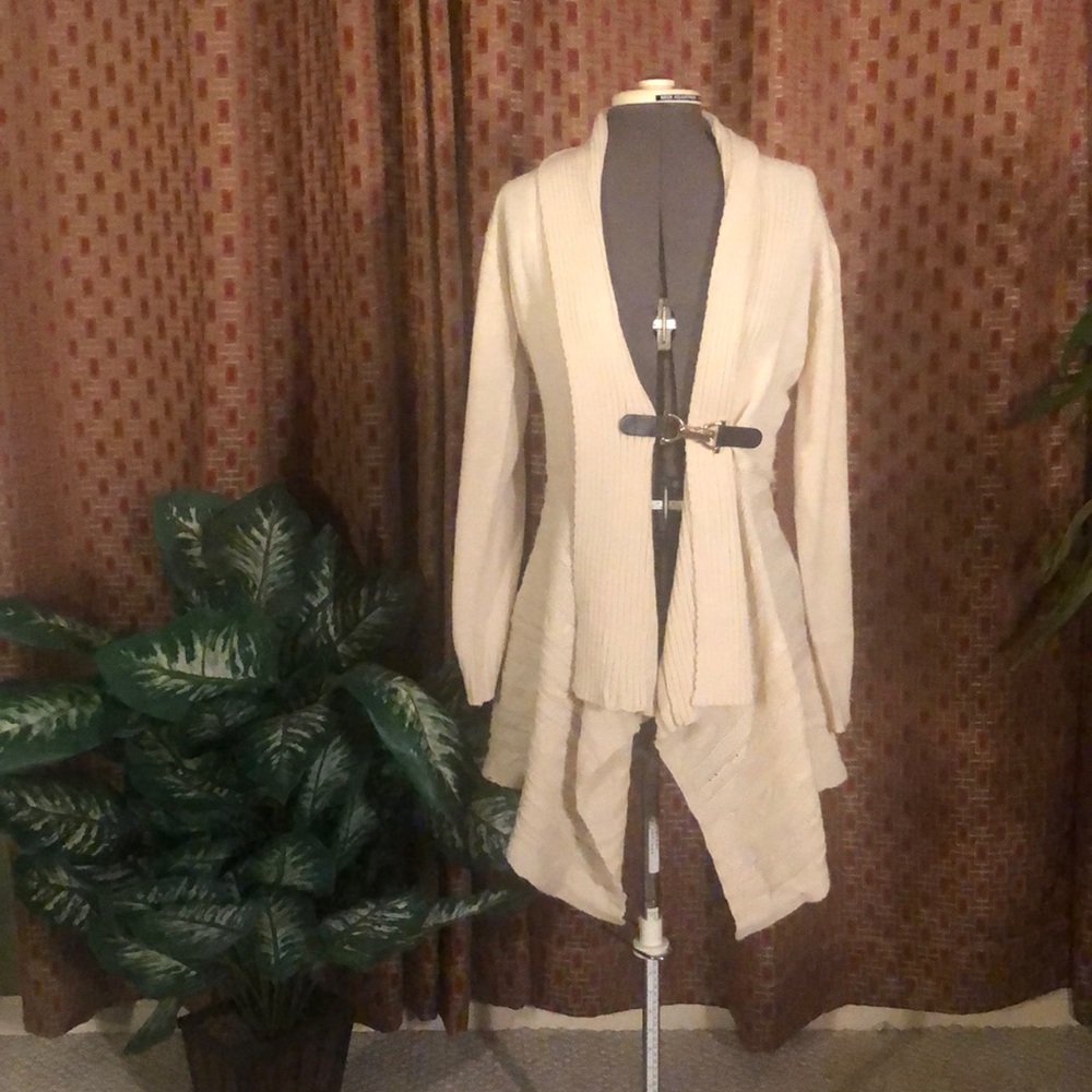 Devine Heart medium cream cardigan with gold latch